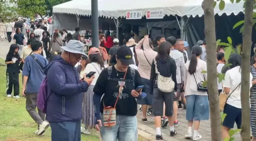 影/皮克敏變災難？嘉義市藝術節塞爆　排隊3小時領嘸贈品