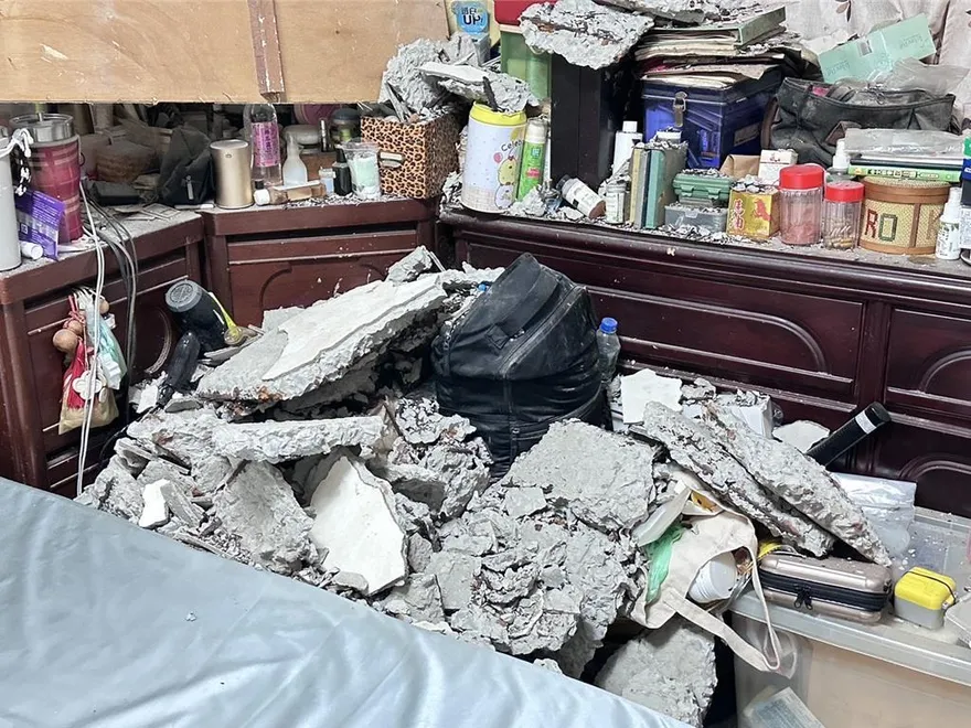 影/「震」出危機？新莊公寓天花板崩塌　老屋「骨質疏鬆」鋼筋裸露