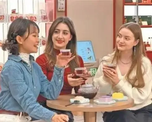 五一長假買買買！洋妹子瘋「中藥潤唇膏」　陸免簽政策奏效
