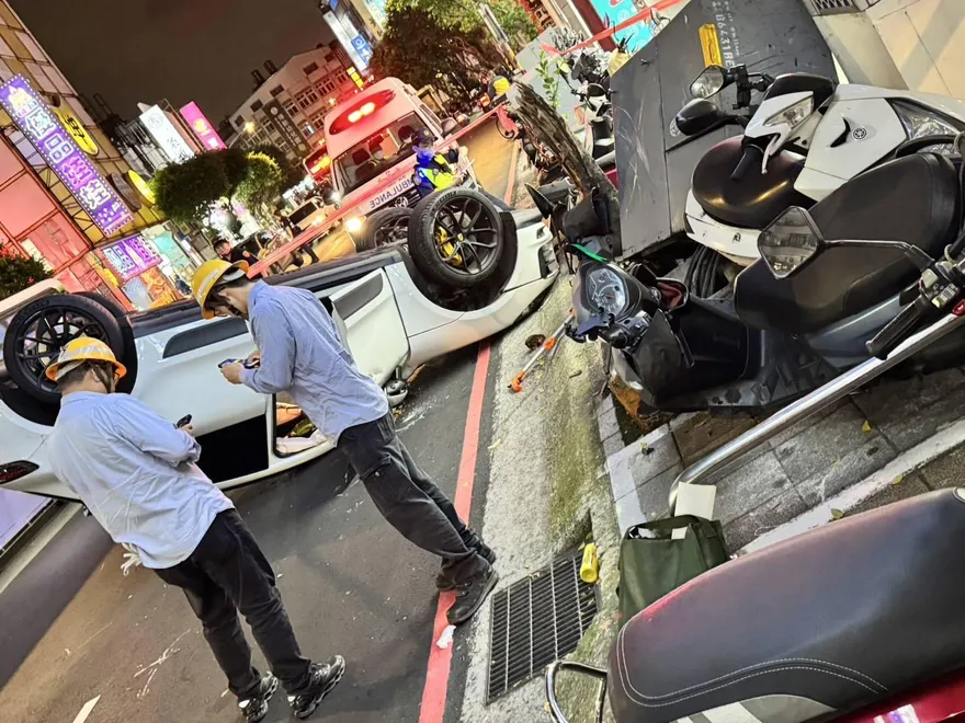 影/新北保時捷Macan撞7車翻覆　駕駛落網「確認毒駕」