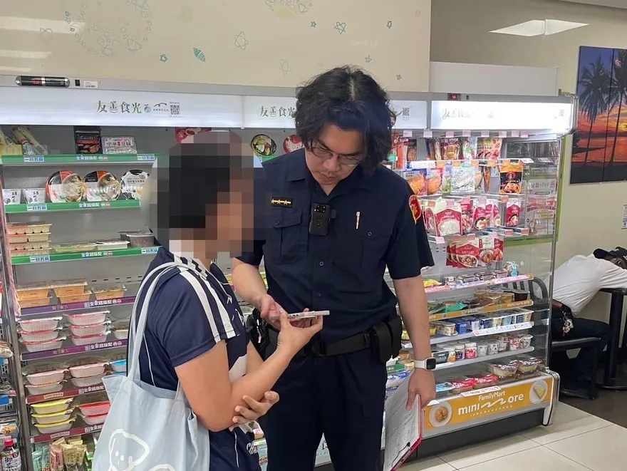 影/高雄女大生花2萬贖「男模」！警撞臉沈伯洋超商阻詐