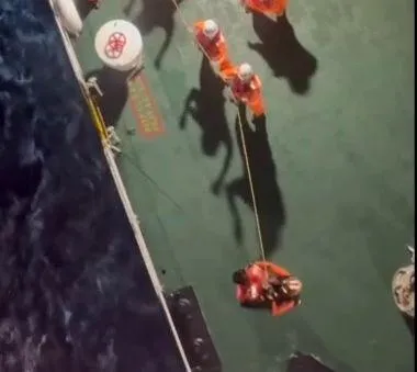 影/分秒必爭！鵝鑾鼻外海船長中風！　黑鷹直升機緊急出動