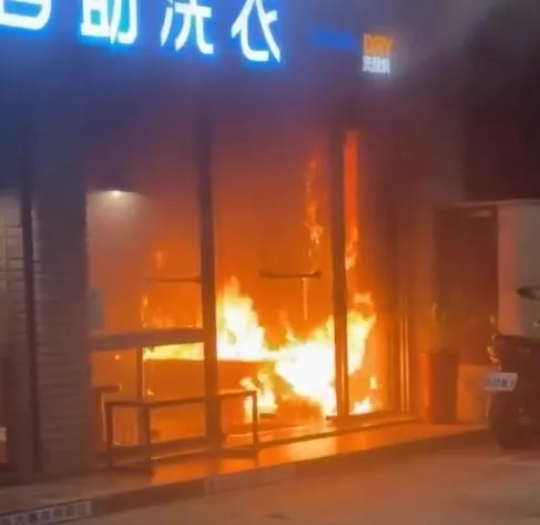 影/竹南自助洗衣店深夜火警　超商緊急支援滅火器