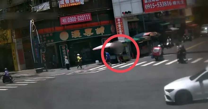 影/高雄三多商圈怪男「偷菜刀」趴趴走　辯稱「為了做生意」