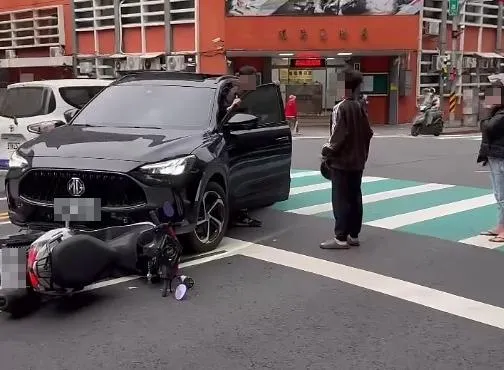 影/基隆市府前驚見「殭屍車」！駕駛「中邪般」失控滑行