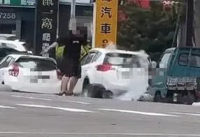 影/置生死於度外？竹北驚見司機「叼菸救援掉落漏氣瓦斯桶」