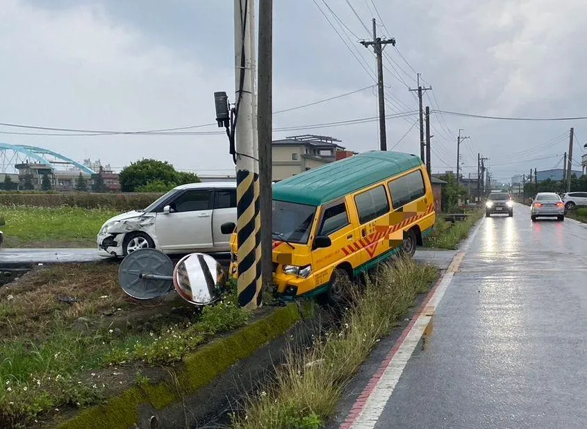 影/宜蘭娃娃車嚴重事故！「撞擊、整輛衝入田裡」4人緊急送醫