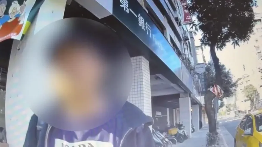 影/喪屍男站路中阻擋車輛通行　警盤查搜出整套毒品