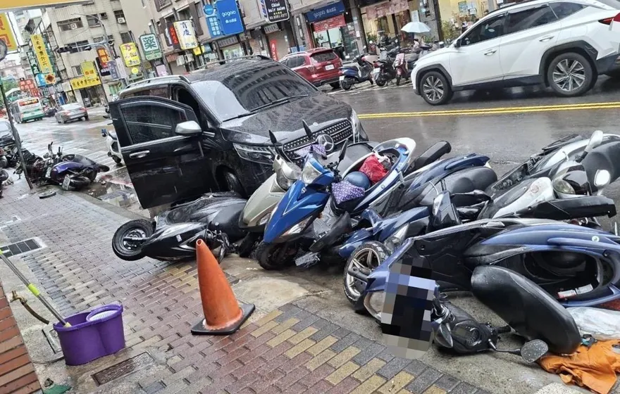 影/新北新莊賓士休旅車連撞14車　駕駛毒駕遭逮