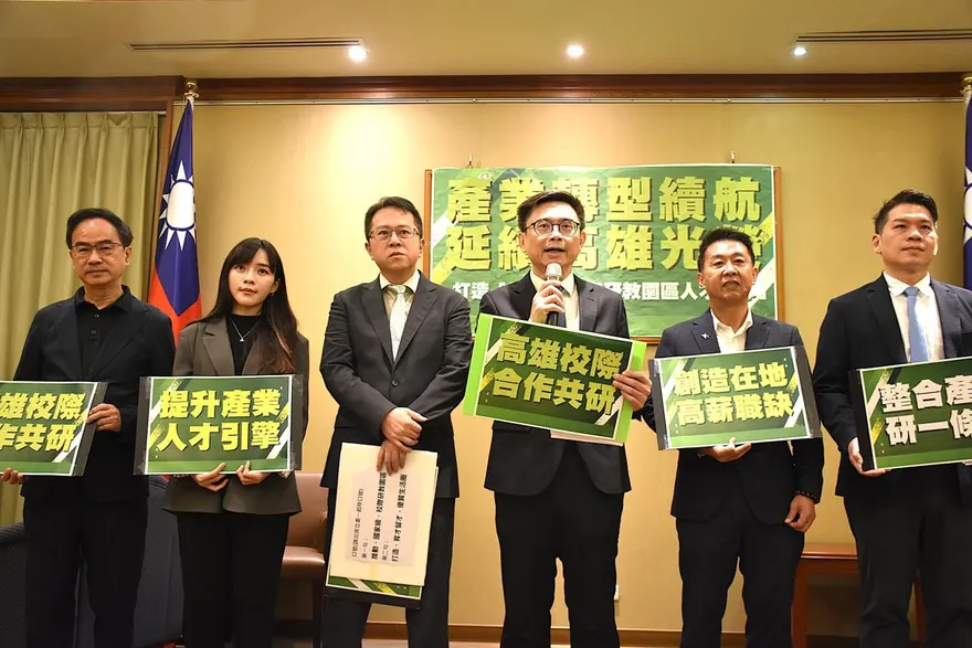 賴瑞隆合體高雄綠委！初選對手僅許智傑現身　邱議瑩、林岱樺沒來