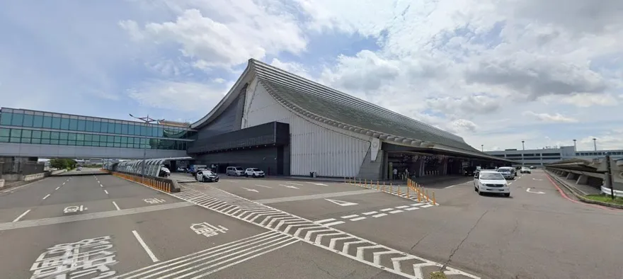 影/慘變重大車禍！桃園機場航廈外「高速撞擊」1人身亡
