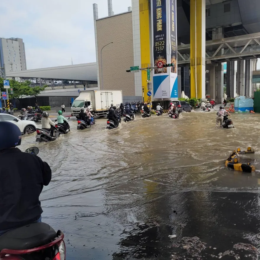 影/新莊「自來水管破路口淹大水」！交通管制範圍曝