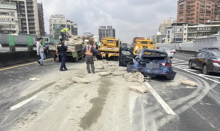 國道1號汐止段貨車追撞4車釀2傷　水泥包散落塞爆