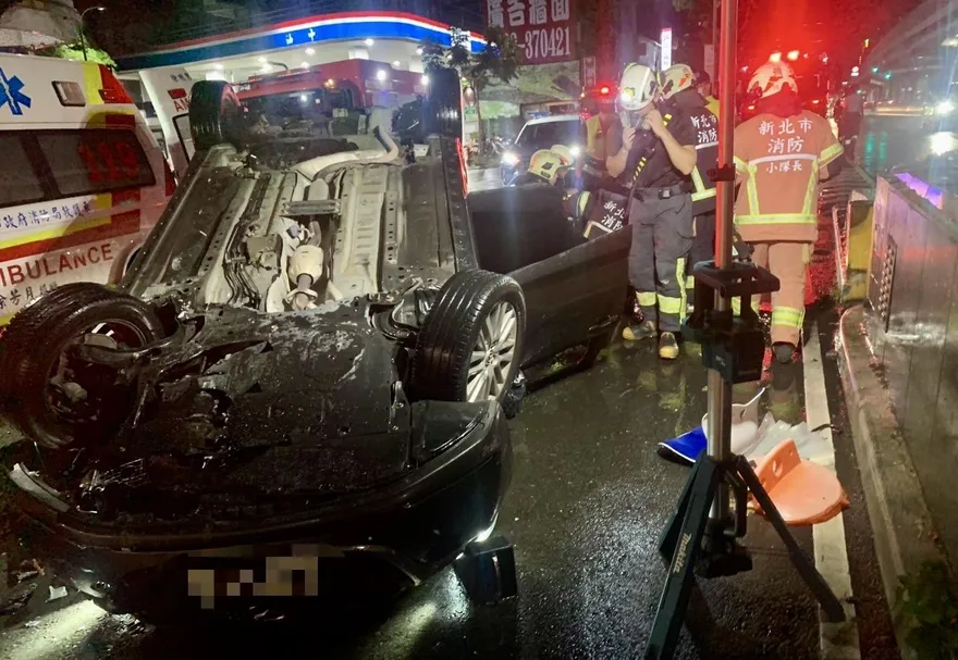 影/新北自小客深夜撞橋墩翻車　男駕駛酒測值爆表