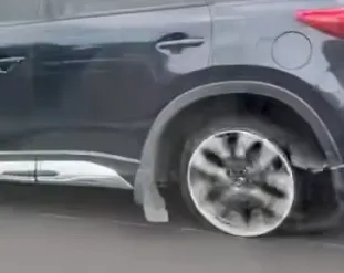 影/國道驚魂！苗栗休旅車「雙輪脫落」剩輪框狂飆　目擊者看傻