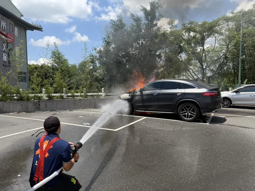 影/日月潭文武廟驚傳火燒車！賓士引擎突竄火　車頭全燒毀