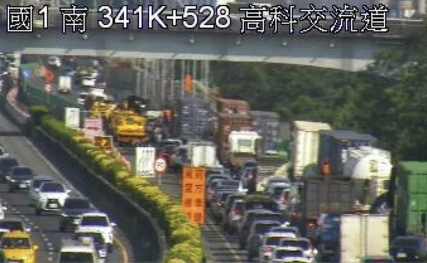 國道1號高科交流道6車連環撞　嚴重回堵5公里
