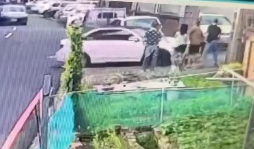 影/和前男友談判失敗！苗栗女竟駕白色賓士衝撞3人後逃逸