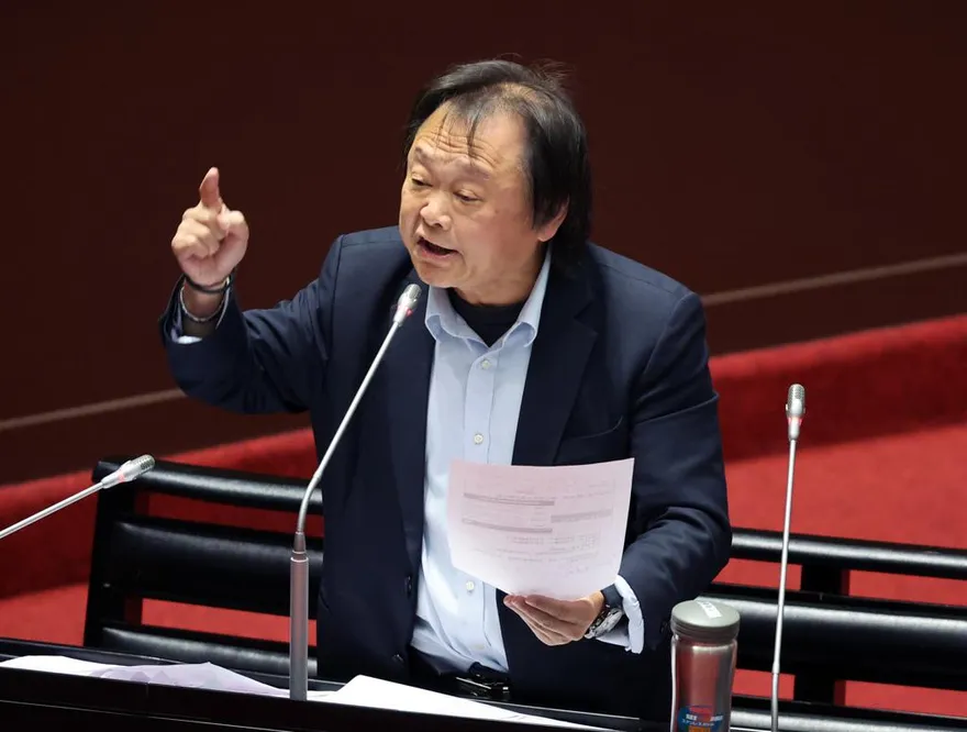 被王義川批敵軍最佳側翼？王世堅體諒職務在身：生命苦短不必這樣