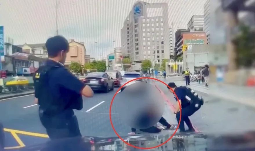 影/北市男喪屍松山街頭倒地抽搐　警上前關心查獲毒品