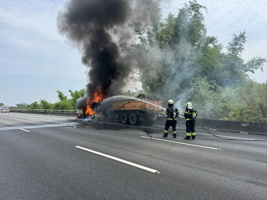 國3田寮段火燒車！聯結車陷火海濃煙竄天　慘成廢鐵