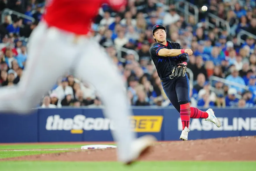 MLB/岡本和真敲勝利打點、守備現美技　手感火燙連七戰安打