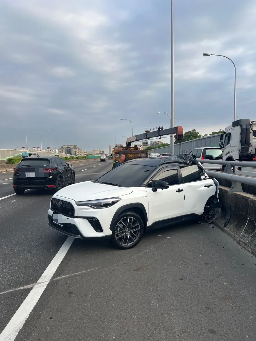 疑換車道不當！國1楠梓段自小客車遭大貨車、半聯結車撞擊