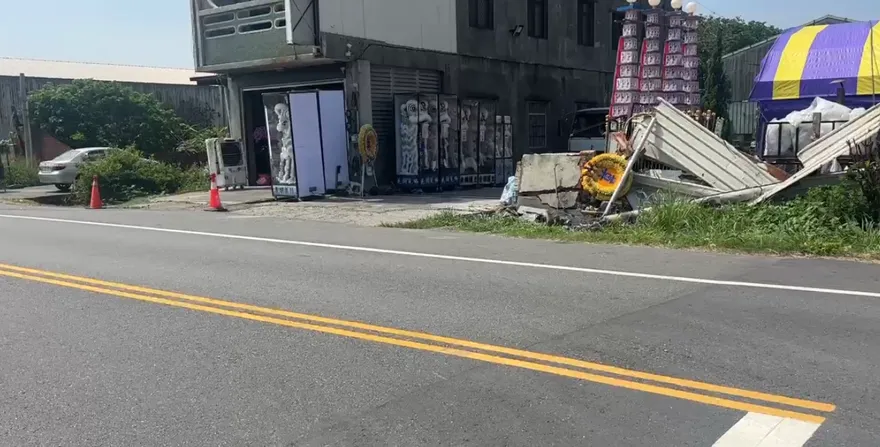 影/雲林7旬婦騎車去弔喪遭大貨車撞飛　送醫搶救不治