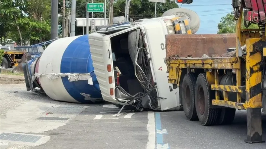 10天內在台東連翻兩次！「最衰預拌車」轉手花蓮半路又翻了