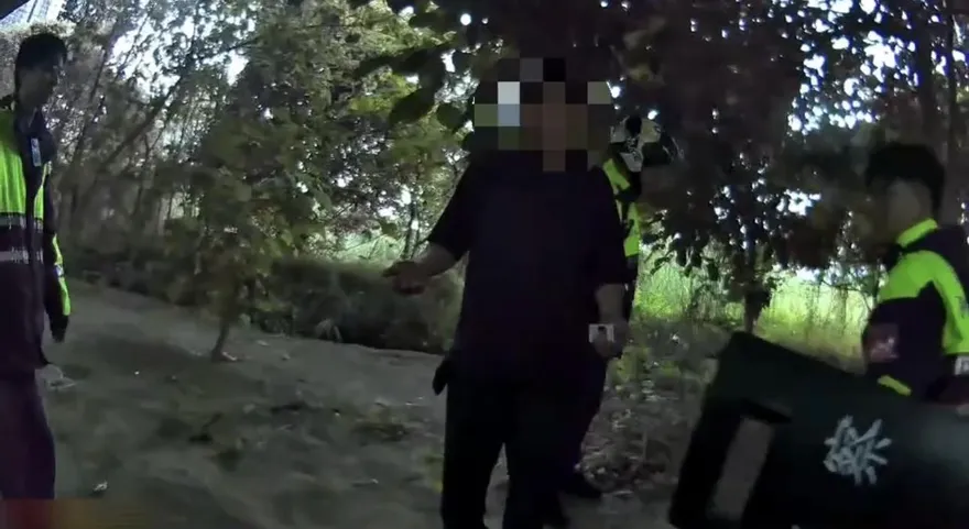 新北大漢橋下籃球場男子無故亮刀　警到場逮人送辦