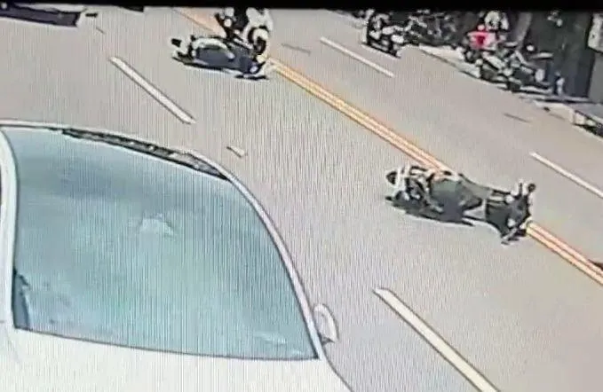 影/救不回！台中4車撞一團「騎士遭休旅車重壓」不治