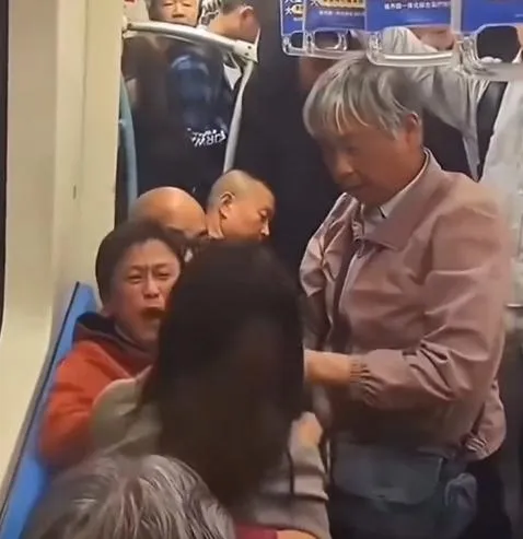 影/陸地鐵驚現「博愛座之亂」！兩婦逼女讓位「扯頭髮+吐口水」