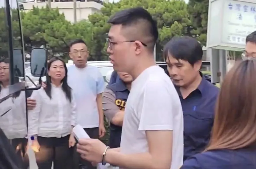 心碎母親節！朝天宮董座兒涉毆遭押　媽隔窗高喊「加油」