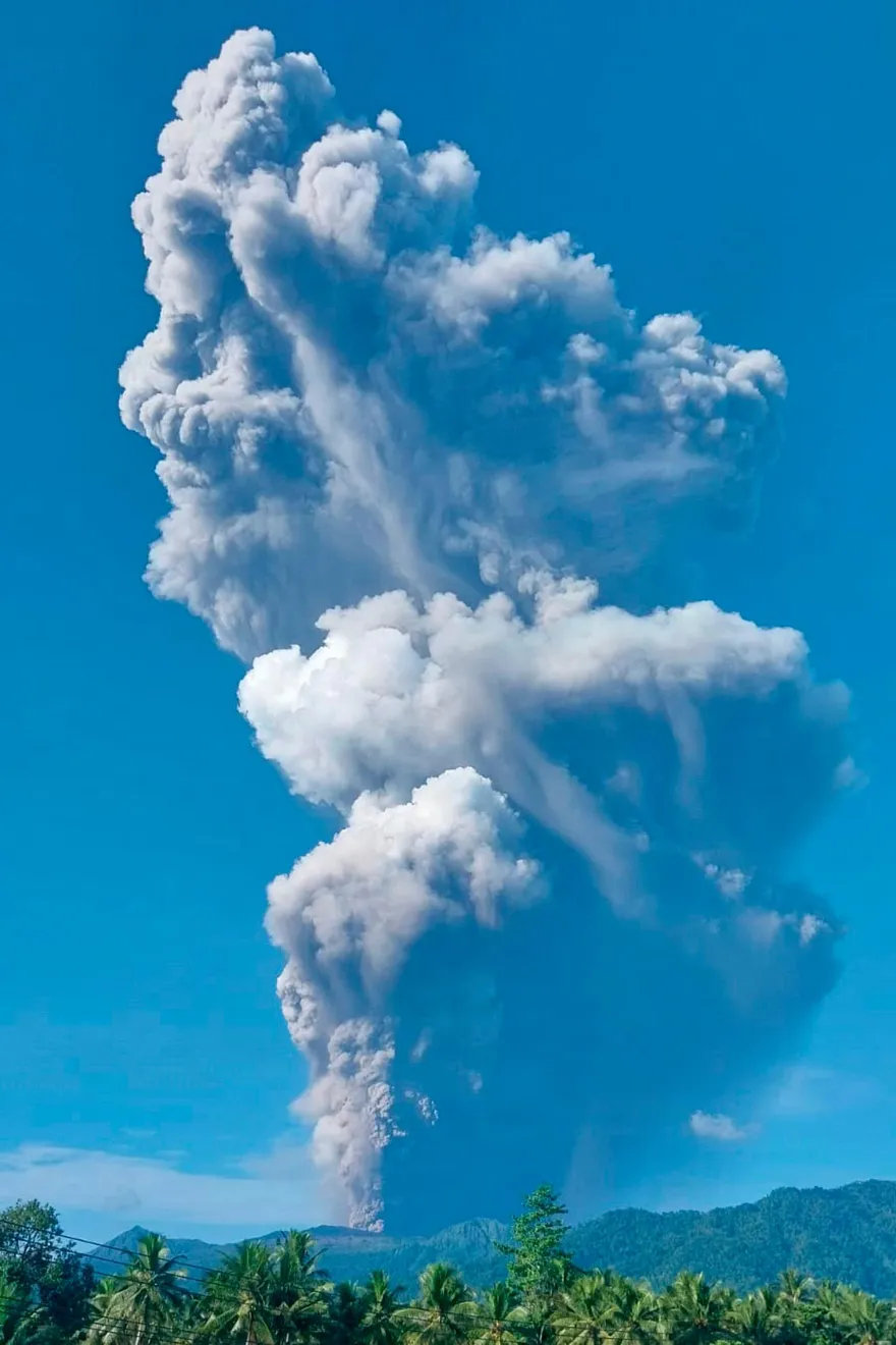 搜救受阻！印尼杜科諾火山噴不停　2星國登山客失聯恐凶多吉少