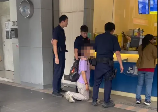 影/高雄50嵐門口長跪！　54歲男「護狗心切」央求車輛管制