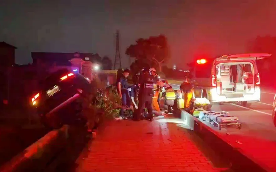 影/苗栗警方出事！圍捕時「警車、嫌犯車一起墜溝」