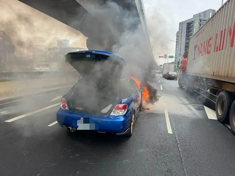 影/桃園中壢「車輛街頭狂燃」！烈焰黑煙「遮住半條路」