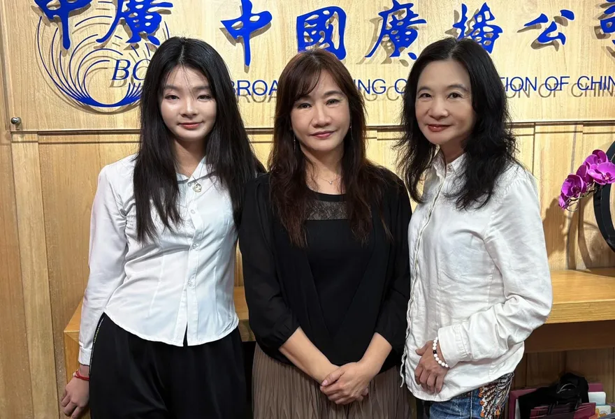 無黨籍甩開包袱　應佳妤宣布參選老媽同台：不會情勒小草