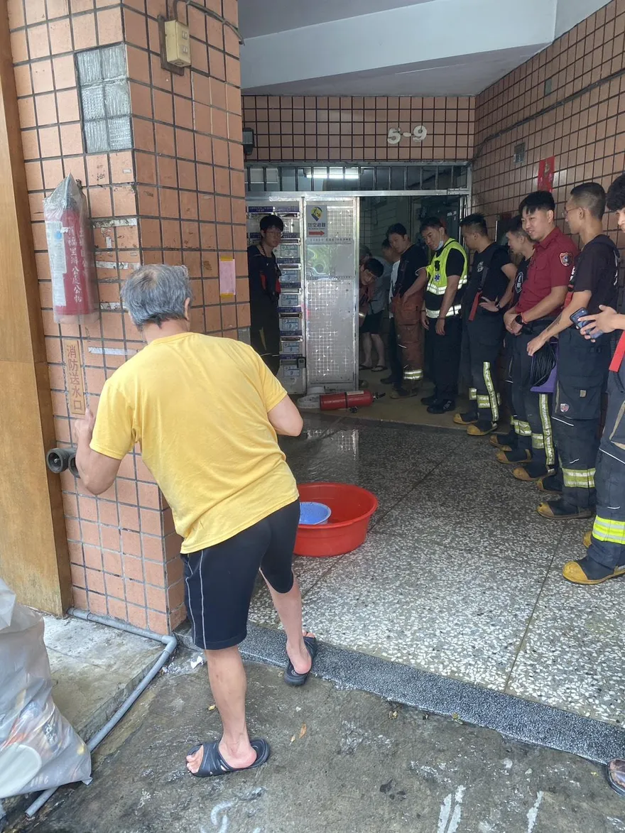 土城地下室突淹大水70公分！台電機房淹到了　居民急逃