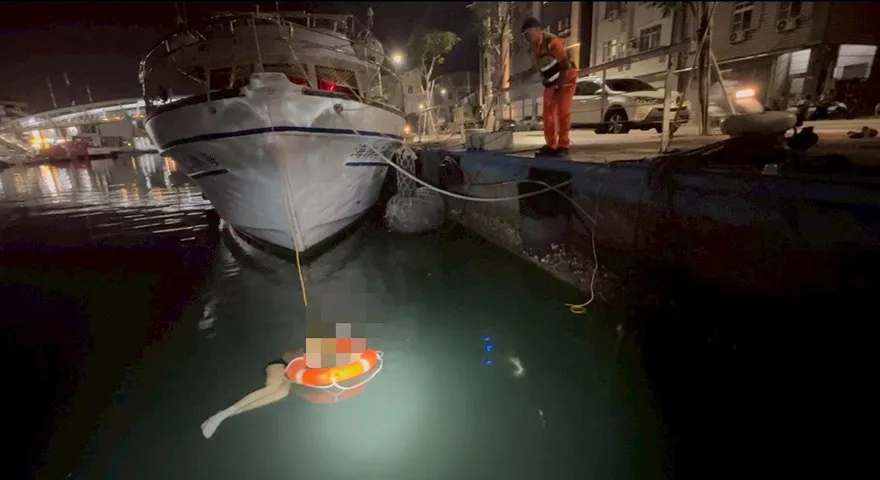 影/高雄鼓山漁港深夜驚傳1女落海　海巡火速馳援救起