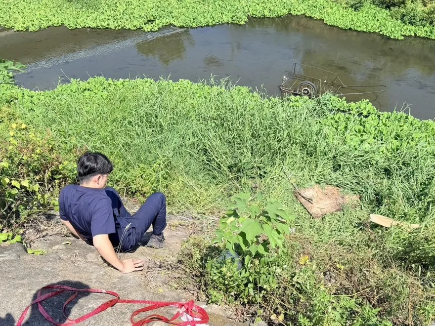 屏東84歲翁寶貝拖車不慎落溪　3暖警即刻救援找回生財工具