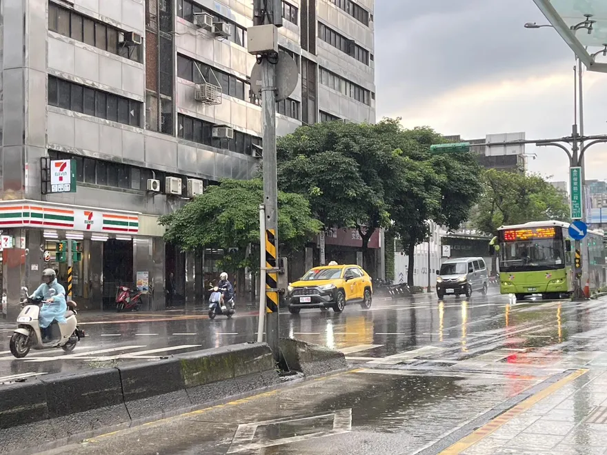 第3波梅雨鋒面來了！全台變天溼答答　慎防雷擊、強降雨