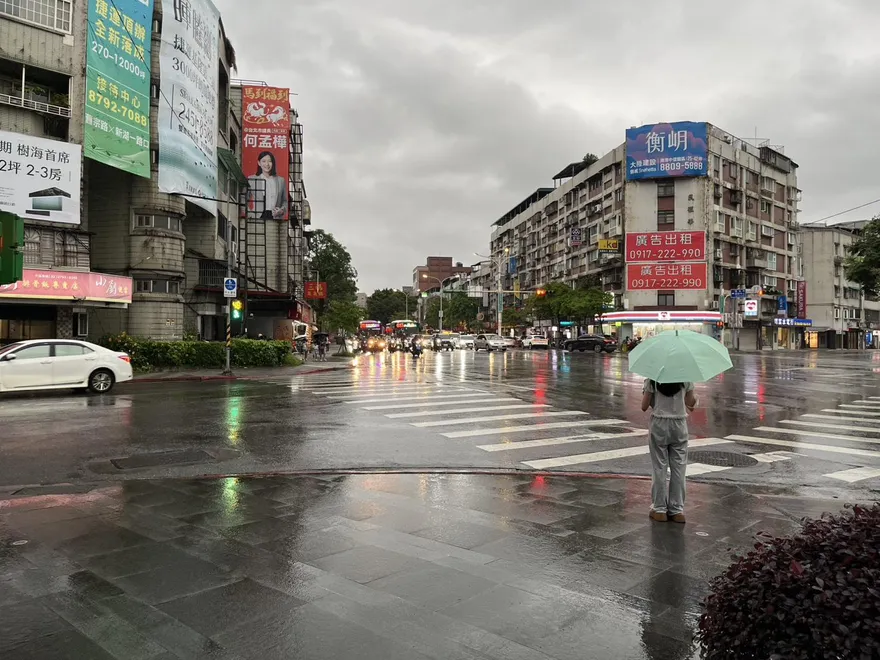 準備變天！梅雨鋒面連3天掃台　嚴防雷擊、瞬間強降雨