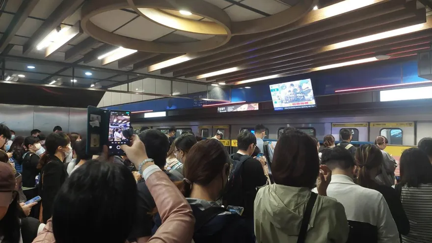 影/北捷列車設備異常！龍山寺站「人潮擠爆」　通勤族崩潰