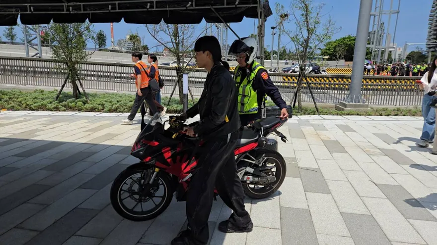 影/淡江大橋首張罰單！屁孩通車前硬闖　驚見拖吊蘇志燮