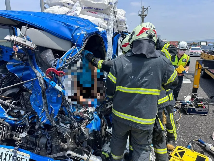 影/車頭變形！國1彰化段「4追撞」小貨車駕駛搶救不治