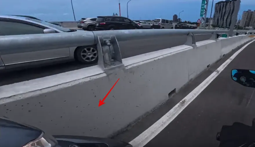 影/淡江大橋通車不到1小時！　後方騎士搶道硬擠險擦撞