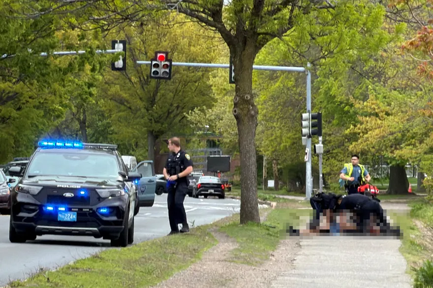 鄰近哈佛大學！美男持槍沿路掃射轟60槍　多輛車遭擊中2重傷