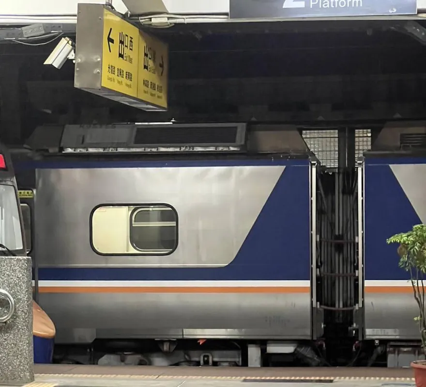 台鐵區間車驚傳行駛中起火！緊急停靠　晚間通勤尖峰各班次延誤