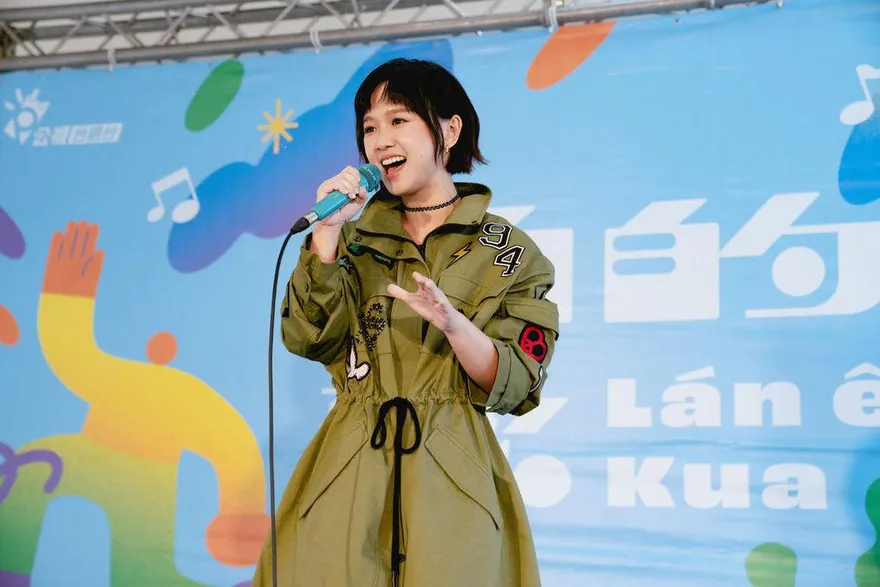 嚴正嵐廁所唱囡仔歌！遭4歲兒鎖門要求「再唱一次」